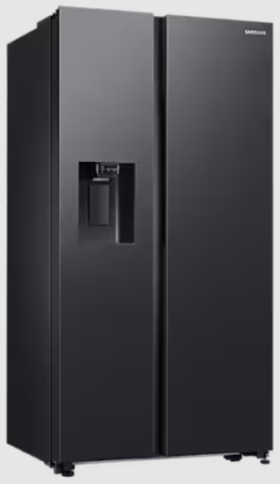 Czarna lodówka Samsung z dwoma drzwiami. Posiada dozownik wody.