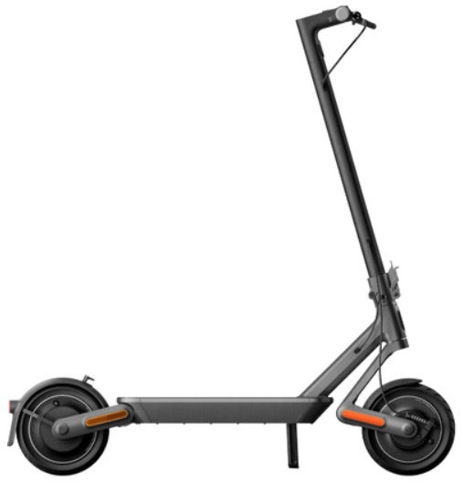 Hulajnoga elektryczna w profilu. Hulajnoga jest ciemnoszara z pomarańczowymi akcentami.