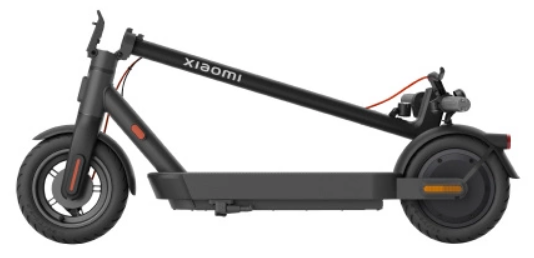 Czarny skuter, złożony. Logo Xiaomi. Czarne koła, pomarańczowe detale.