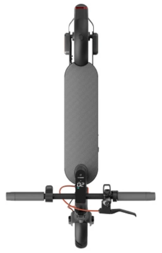 Widok z góry na szarą hulajnogę elektryczną z rozłożoną kierownicą i pomarańczowym kablem.