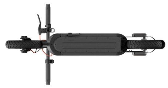 Widok z góry na czarną hulajnogę elektryczną. Hulajnoga znajduje się na białym tle.