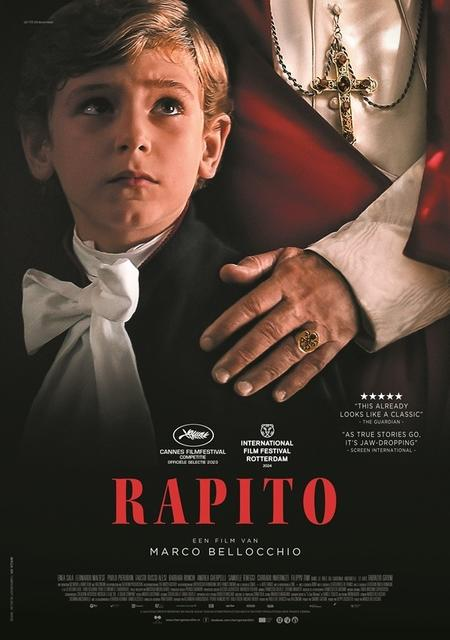 Une affiche de film pour 'Rapito' avec un garçon et la main d'un homme tenant une croix.