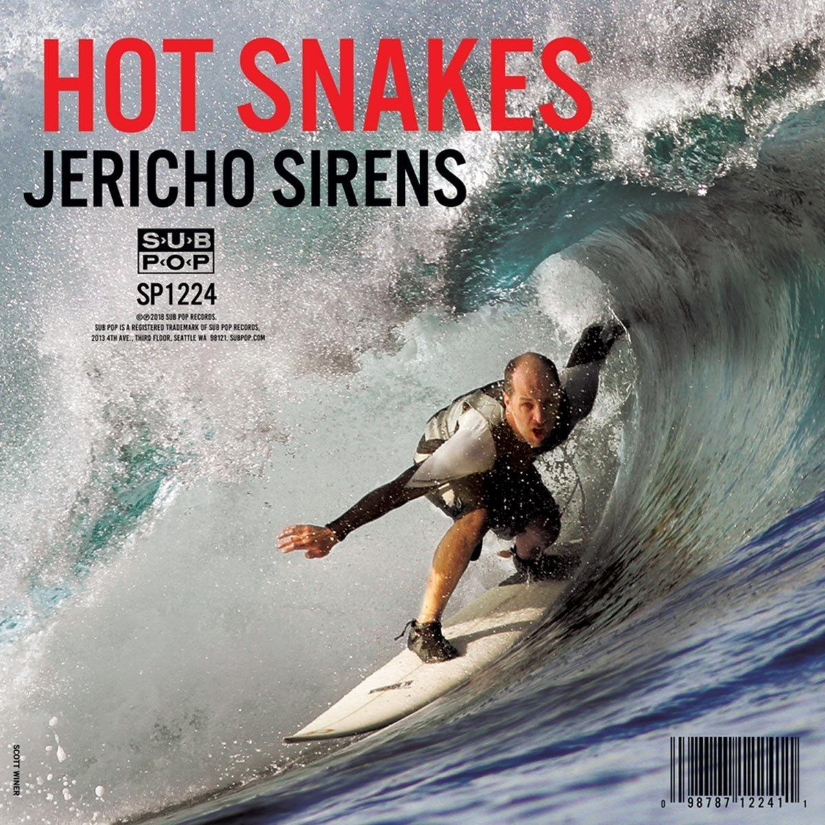Szörfös egy hullámot lovagol. Szöveg: Hot Snakes Jericho Sirens. Kék óceán, tiszta ég.