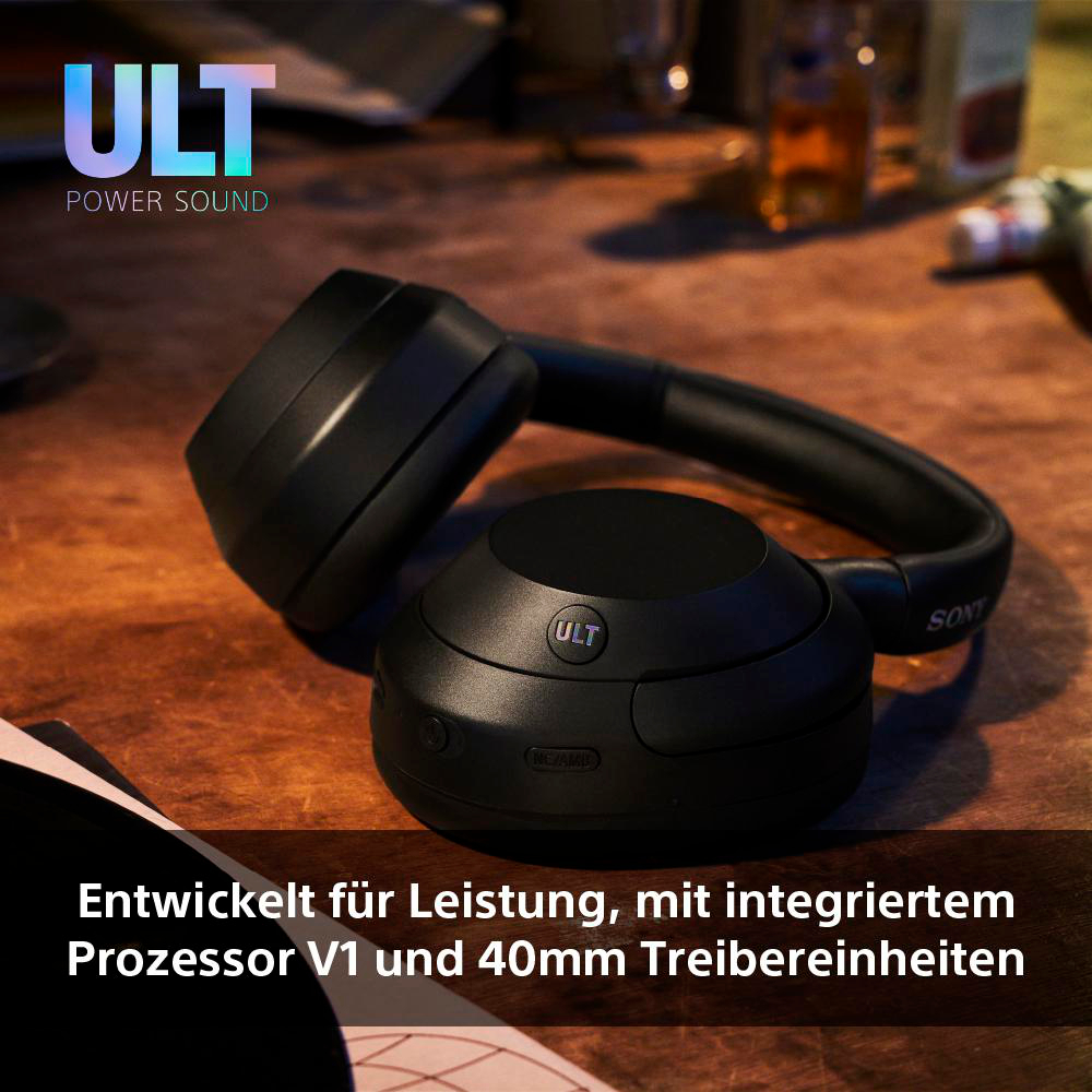 Schwarze Kopfhörer auf Holzoberfläche mit Text.