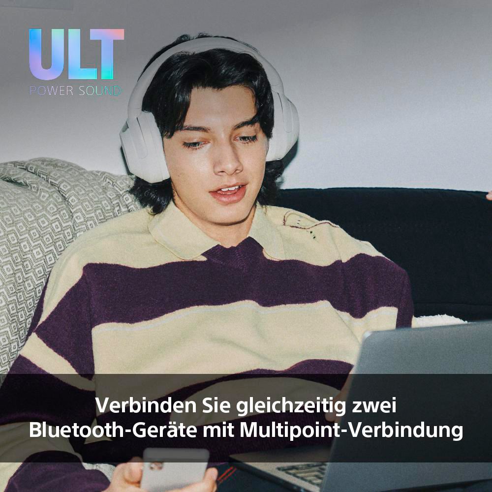 Junger Mann mit weißen Kopfhörern, der auf einen Laptop schaut. Text: Verbinden Sie zwei Bluetooth-Geräte.