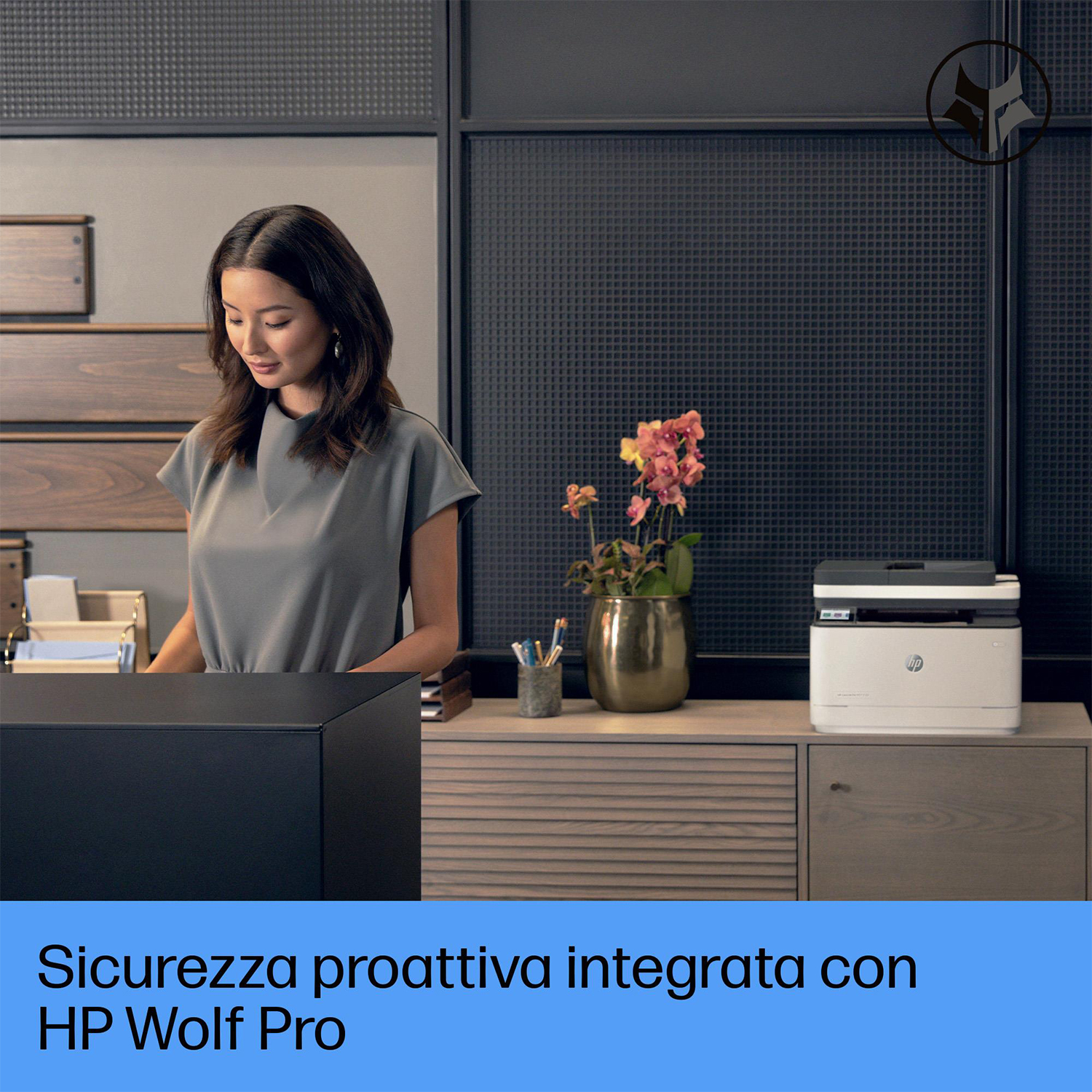 Una donna a una scrivania con una stampante e fiori. Il testo dice: HP Wolf Pro.
