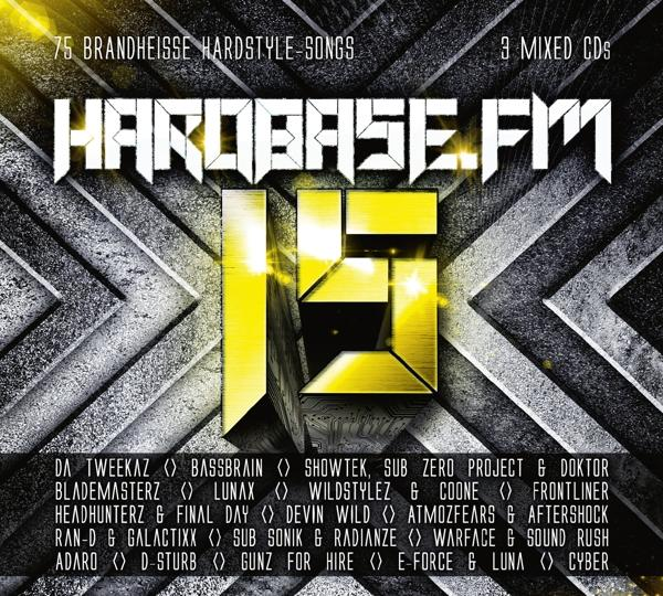 Albumcover mit Hardbase FM 15 Logo und Titelliste. Geometrischer Hintergrund.