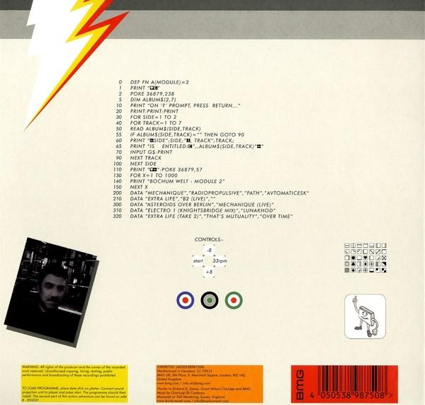 Rückseite eines Albums mit Code, einer Person und grafischen Designelementen.