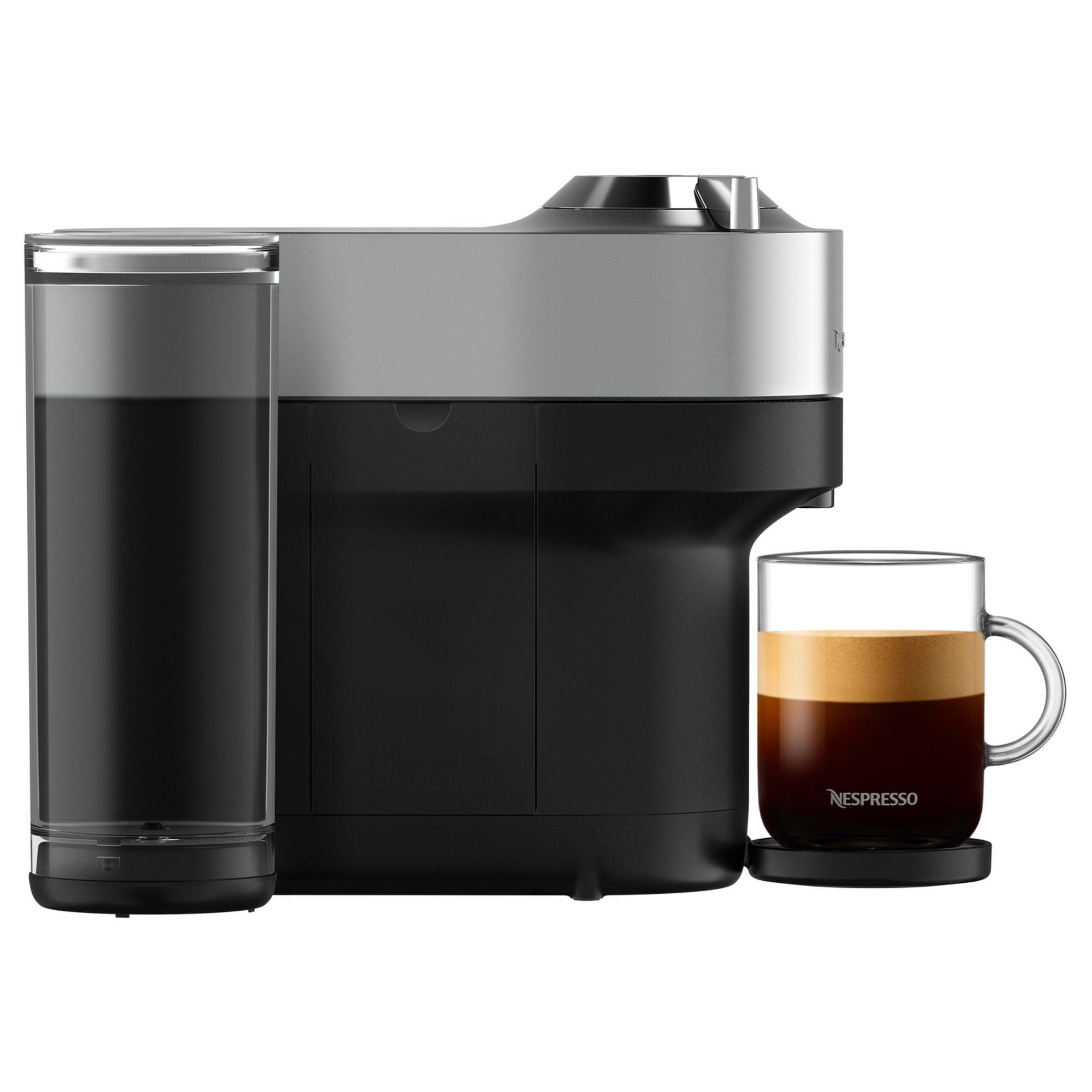 Eine schwarz-silberne Nespresso-Maschine mit einer Kaffeetasse und einem Wasserbehälter.
