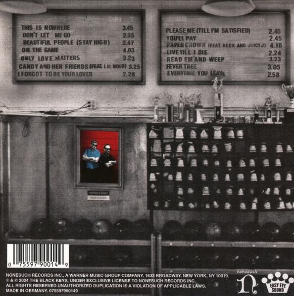 Albumcover mit Songtiteln und zwei Personen in einem Rahmen an einer Wand.