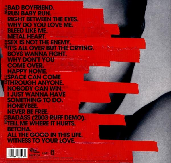 Rückseite eines CD-Covers mit roten Streifen und weißem Text. Der Text stammt von einem Lied.