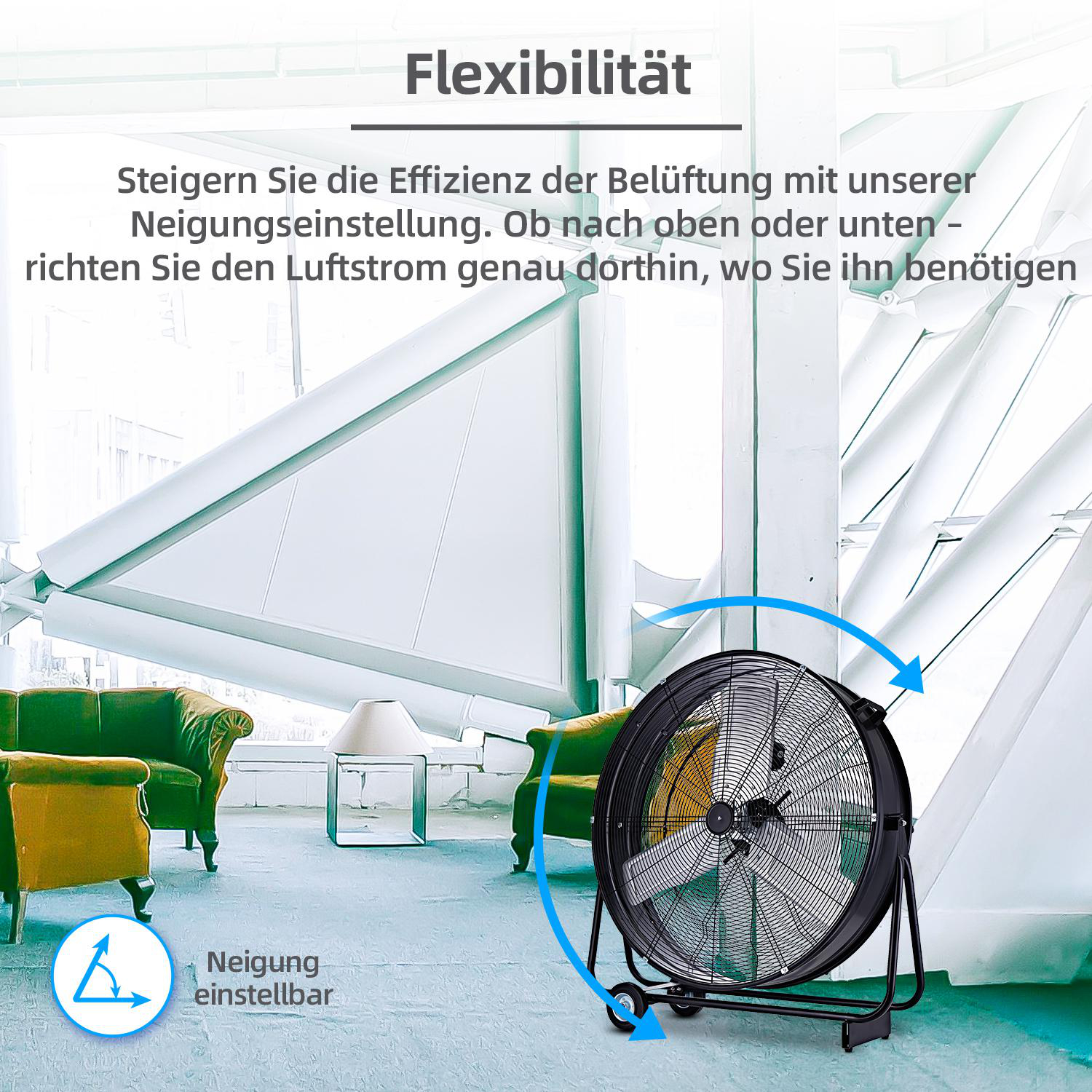 Ein schwarzer Ventilator mit einstellbarer Neigung steht in einem Raum. Grüne Sofas und eine Lampe sind im Hintergrund.