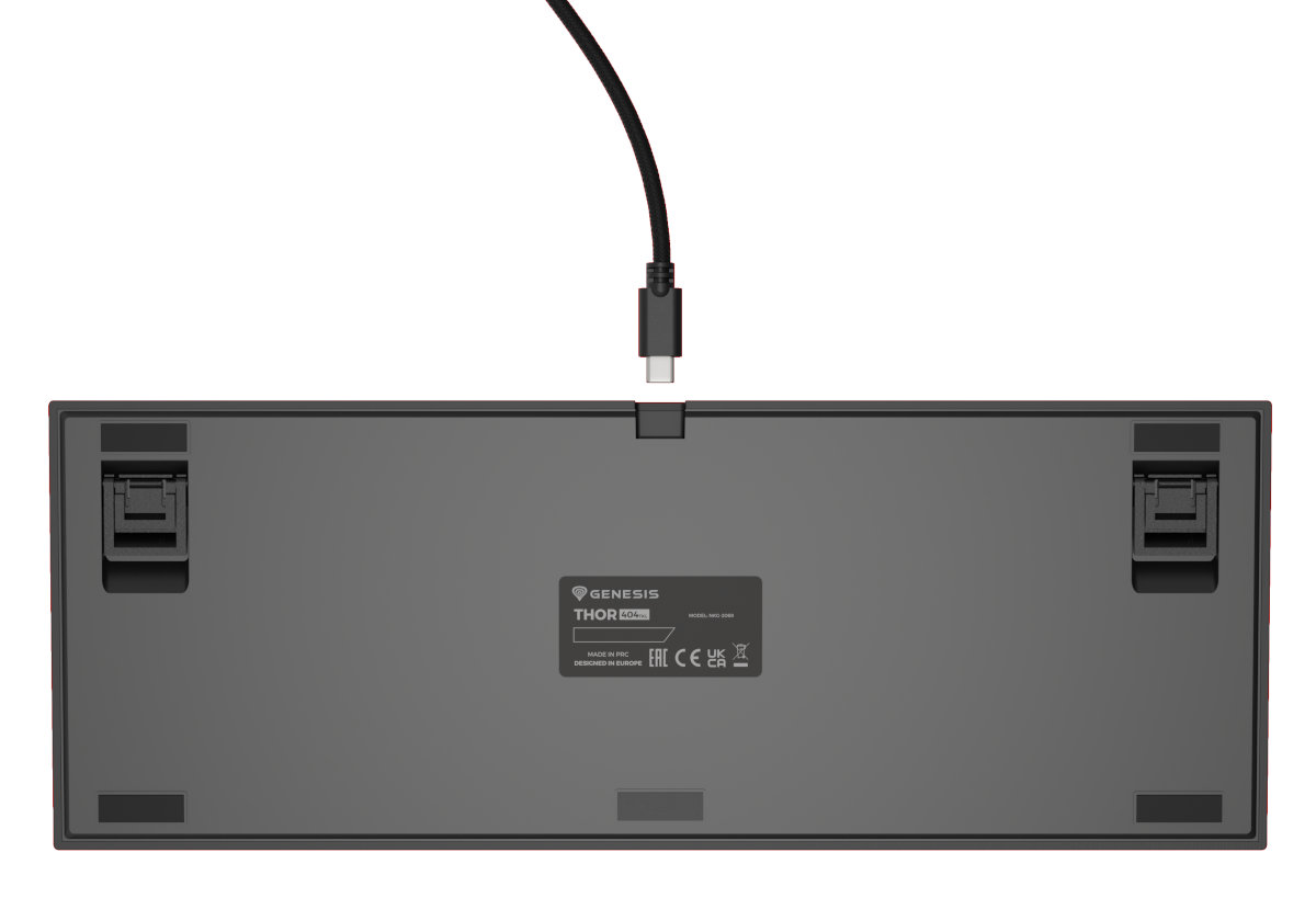 Czarna klawiatura komputera, widok od spodu, z podłączonym kablem USB-C.