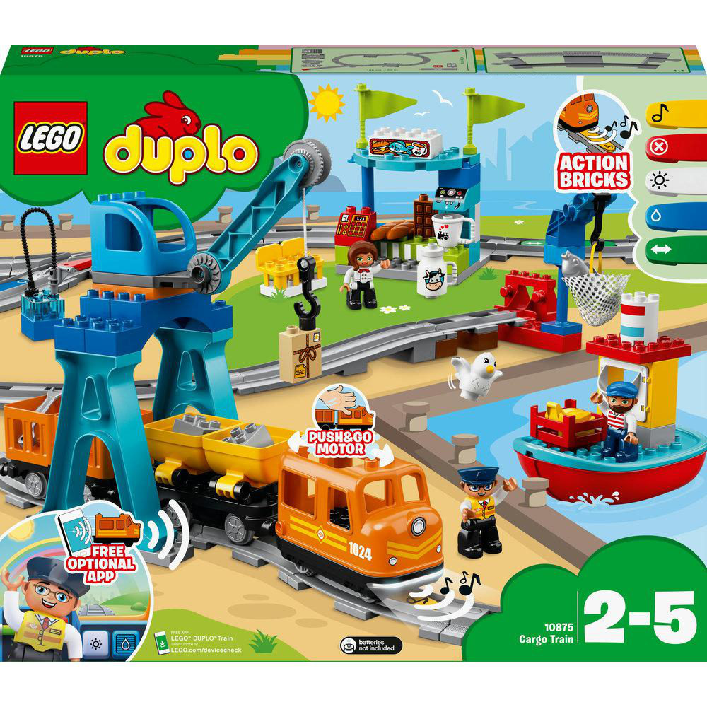 LEGO Duplo Cargo Train Set mit Zug, Gleisen, Figuren und einem Kran, auf grünem Hintergrund.