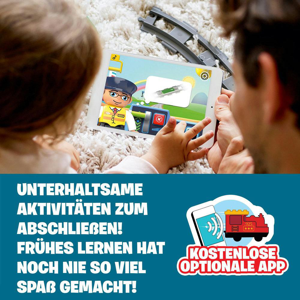 Ein Kind und ein Erwachsener spielen mit einem Tablet, das ein Zugspiel zeigt.