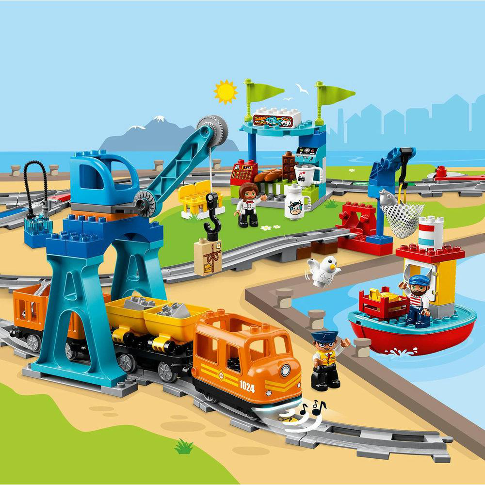 Lego Duplo Set: Zug, Kran, Boot und Figuren an einer Hafenszene.