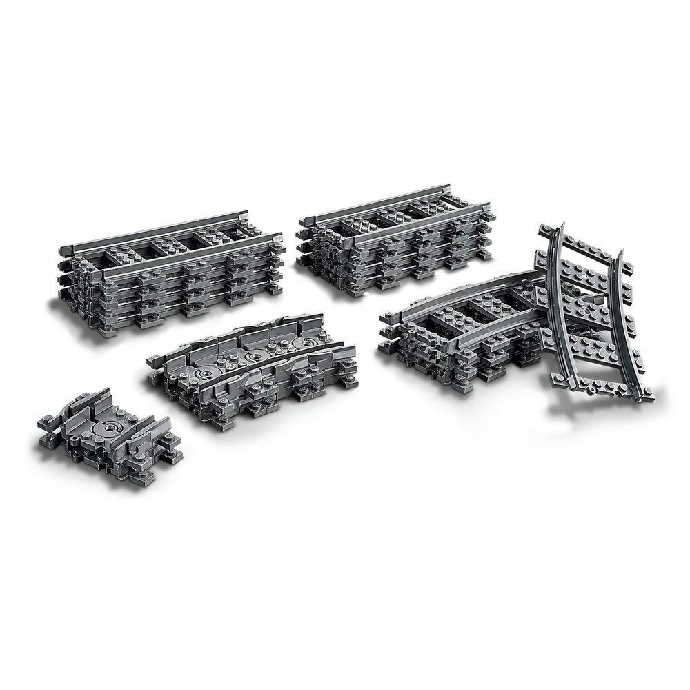 Graue Lego-Zugschienen, verschiedene montiert und unmontiert. Weißer Hintergrund.
