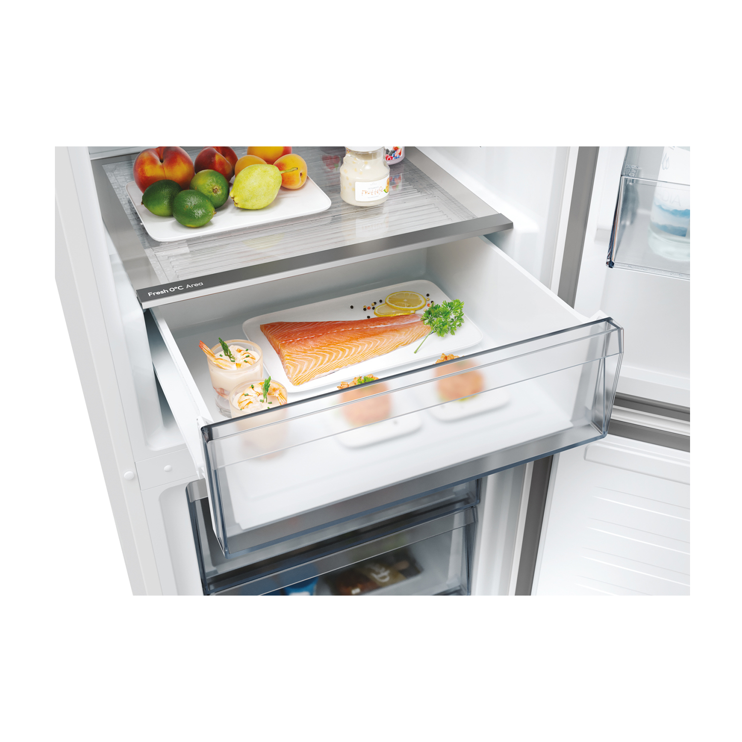 Un cassetto del frigorifero con alimenti freschi come salmone, gamberi e frutta.