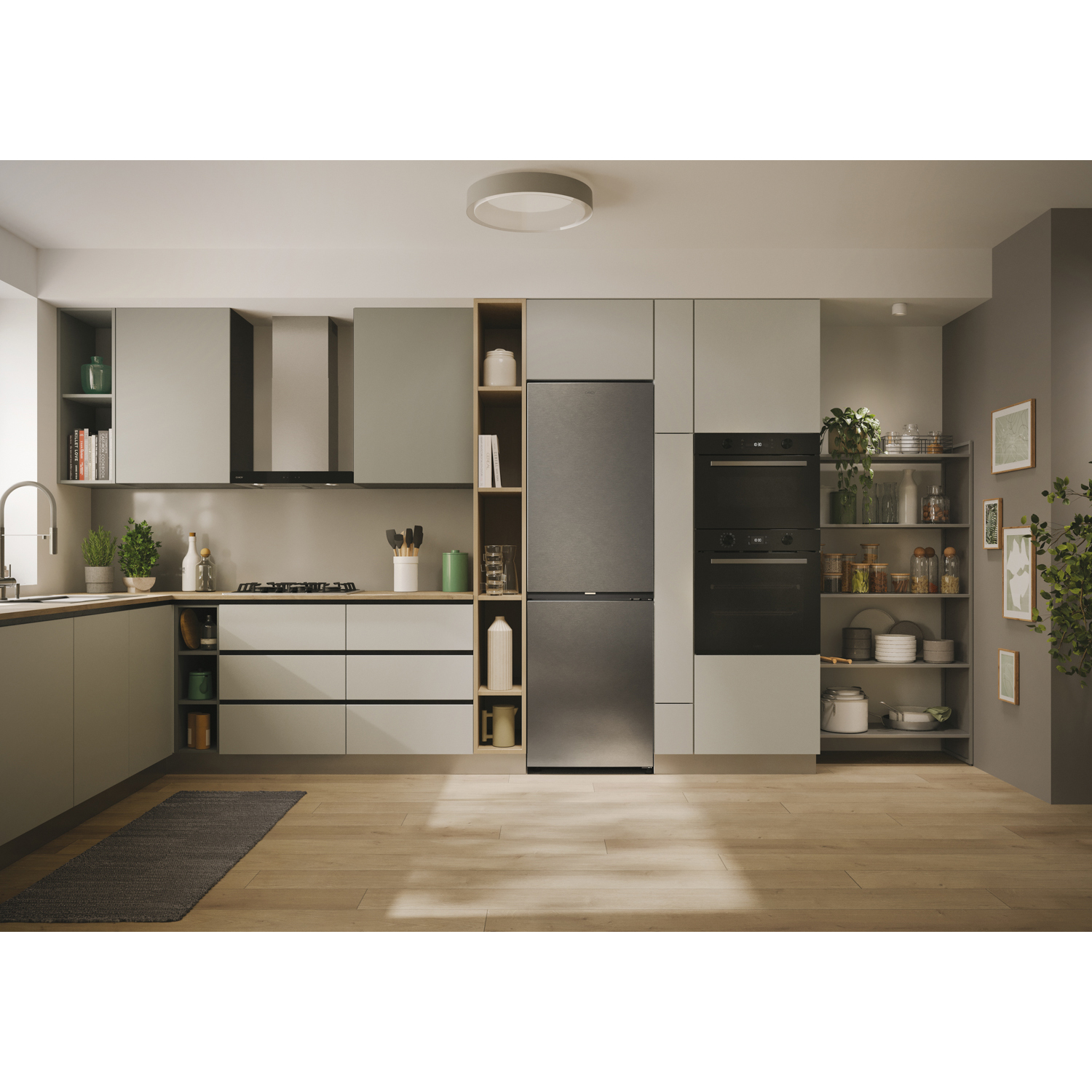 Cucina moderna con mobili grigi, frigorifero e pavimento in legno.