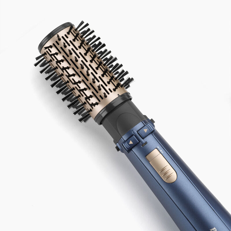 Cepillo para peinar el cabello con mango azul, cerdas negras y sección metálica dorada texturizada.