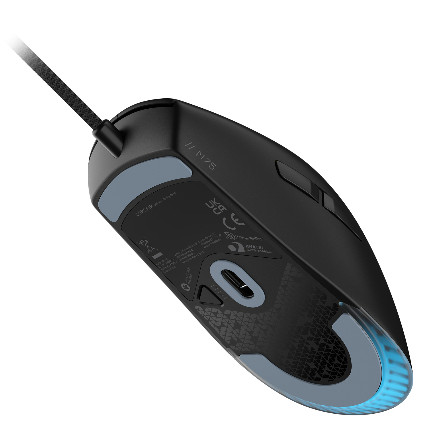 Een zwarte gamingmuis met blauwe accenten. De onderkant is zichtbaar en toont details.