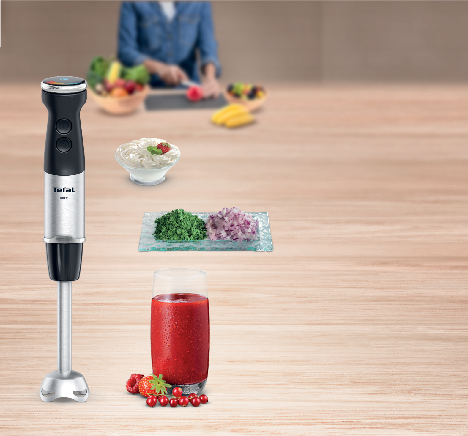 Botmixer, zöldségek, gyümölcssmoothie pohárban, hozzávalók fa felületen.
