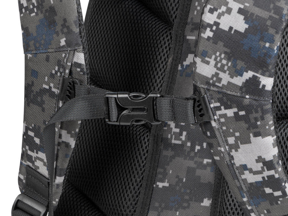 Zbliżenie pasków plecaka i czarnej plastikowej klamry, pokazujące system podparcia pleców.