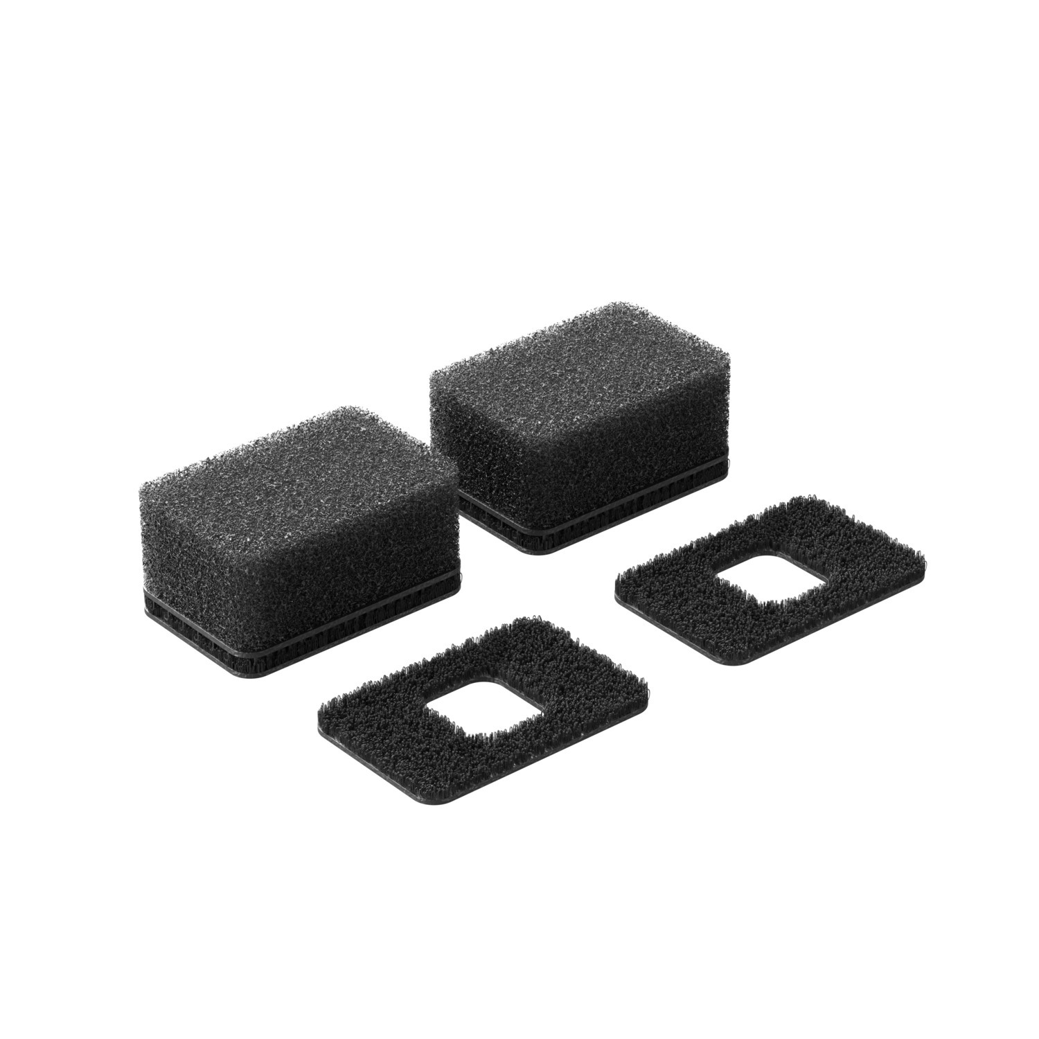 Twee zwarte schuimfilters en twee zwarte gaasfilters op een witte achtergrond.