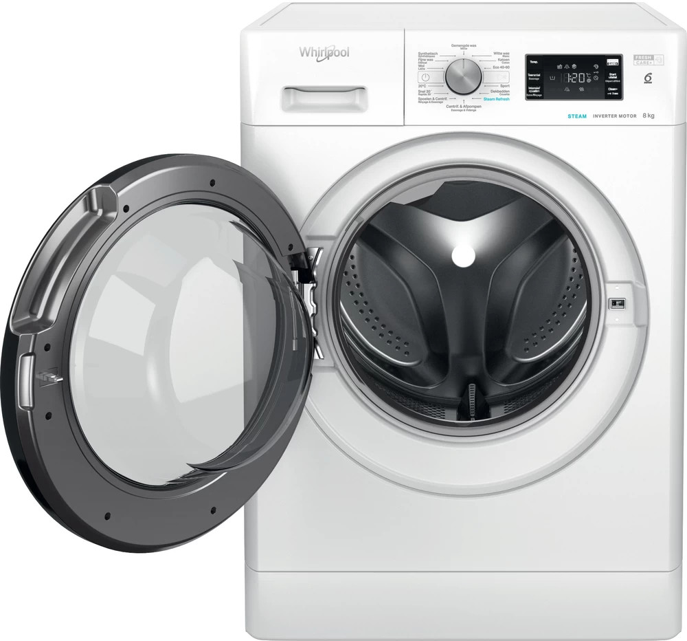 Een witte Whirlpool wasmachine met de deur open, die de trommel laat zien.