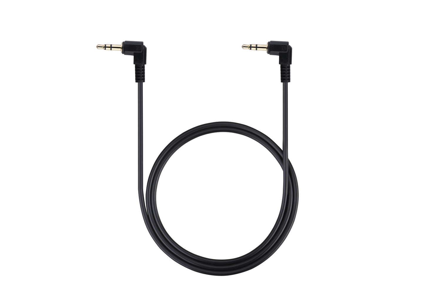 Cable de audio negro con dos conectores en ángulo de 3,5 mm, aislado sobre fondo blanco.