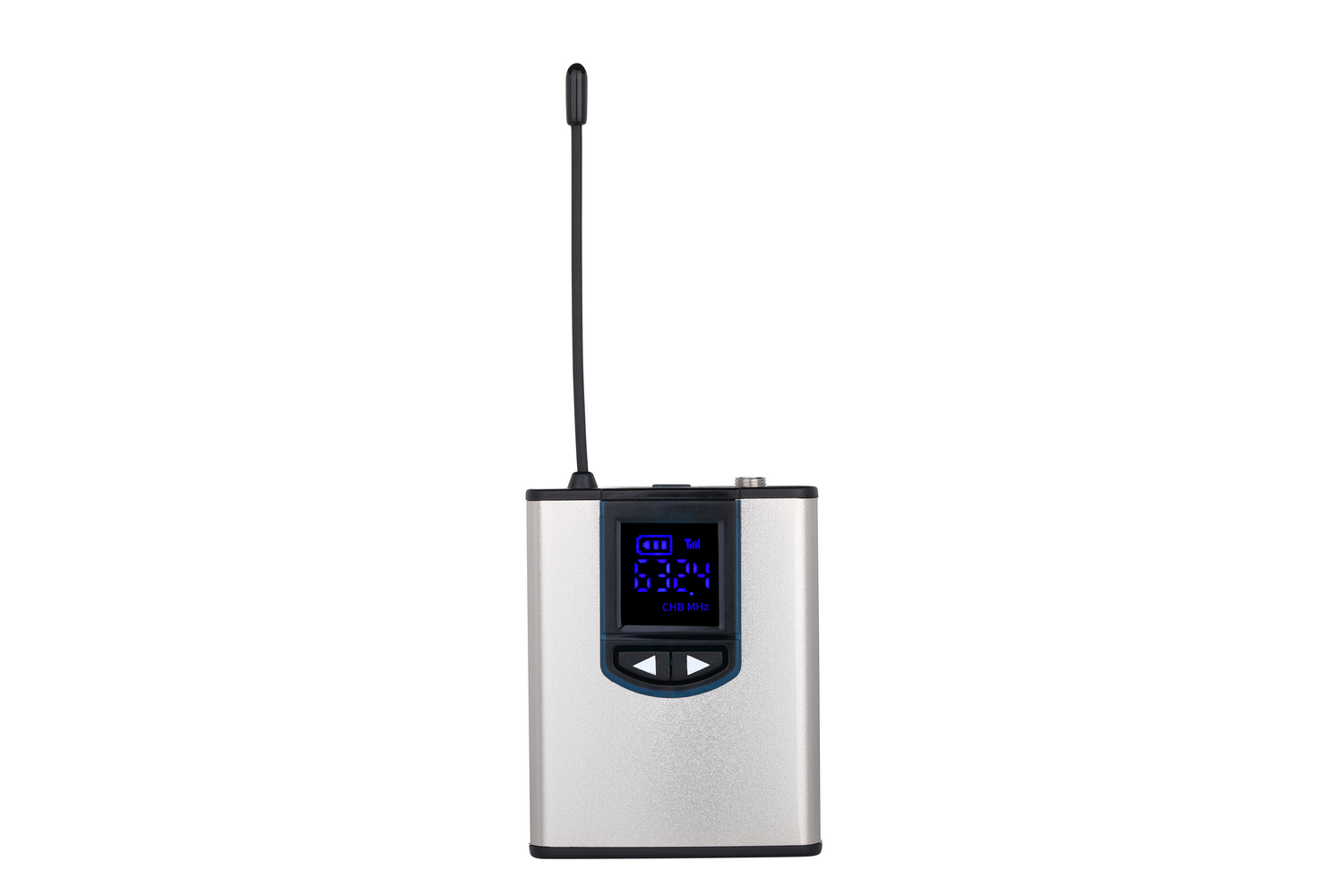 Receptor de micrófono inalámbrico plateado con pantalla LCD azul mostrando información de canal y frecuencia.