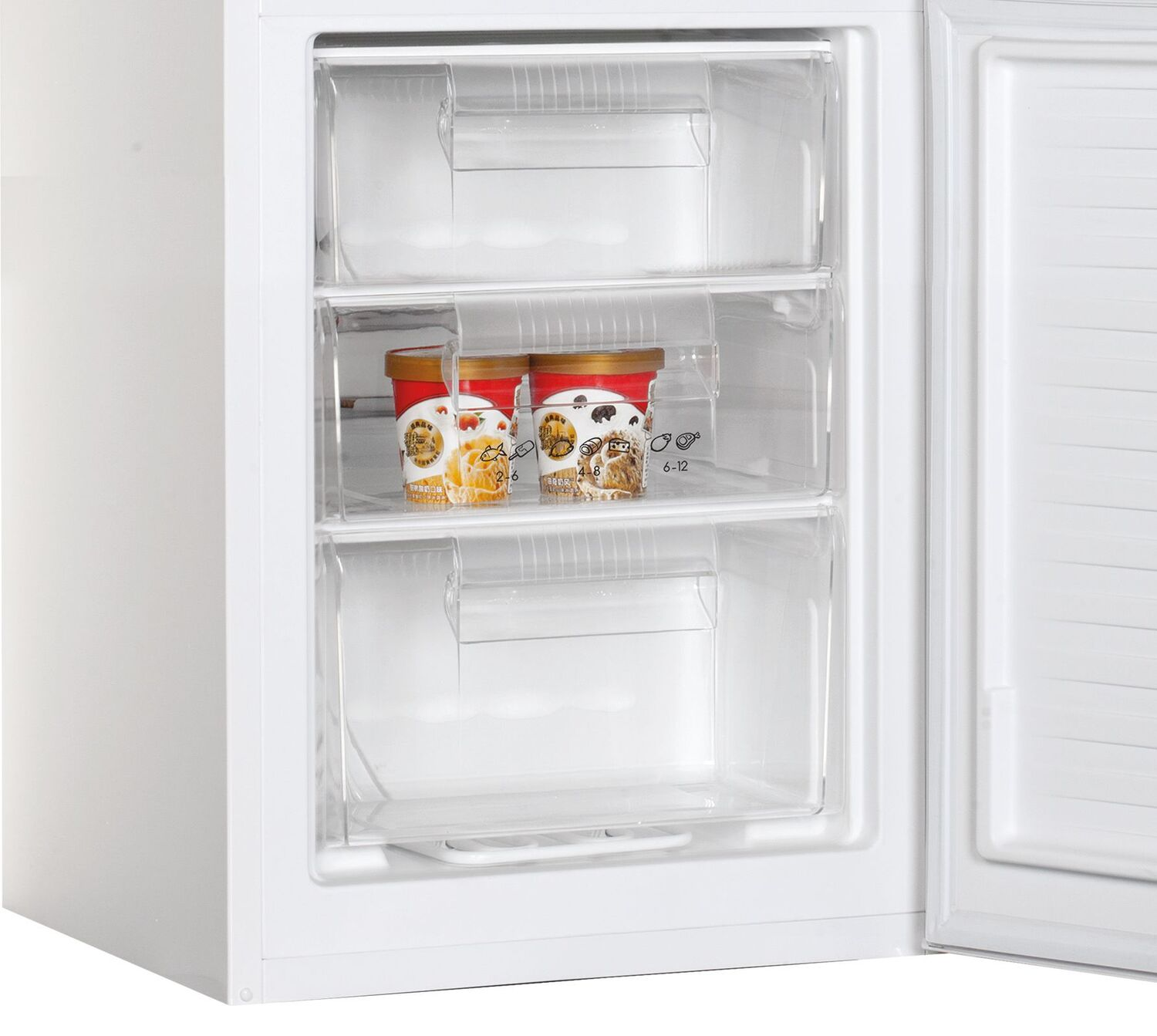 Congelador blanco con puerta abierta, revelando cajones con recipientes de helado.
