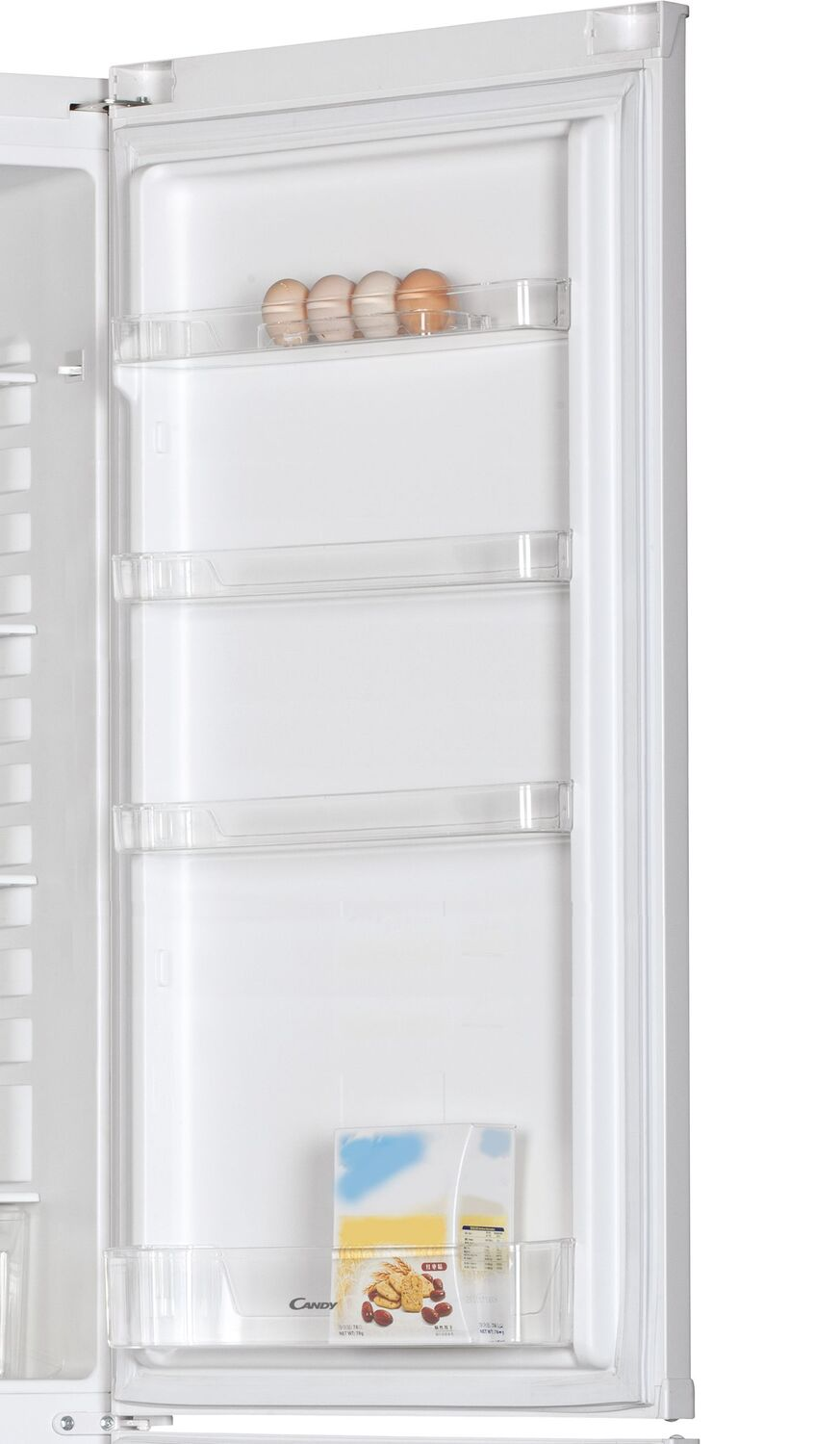 Una puerta de nevera blanca con estantes, con huevos y una caja.
