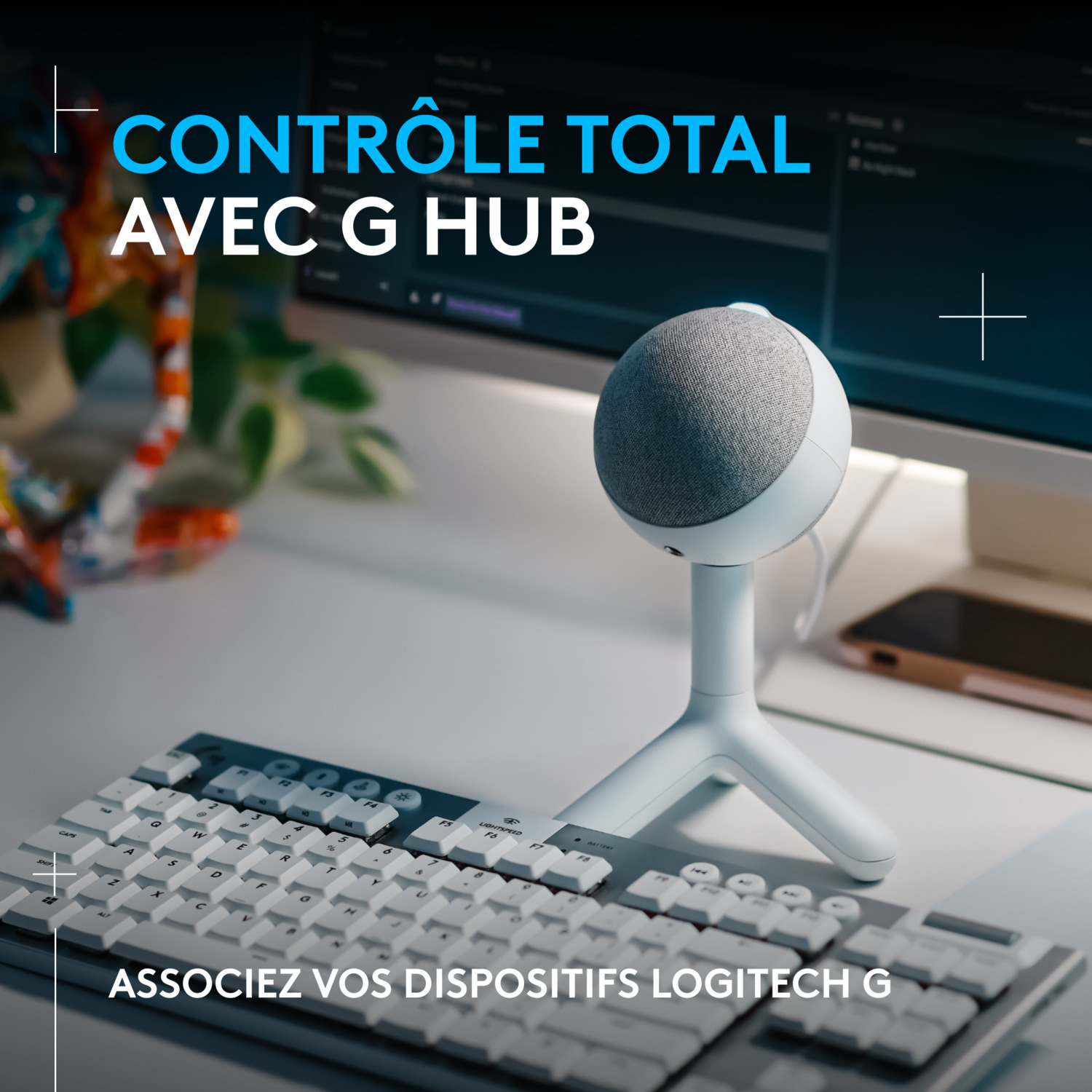 Produit Logitech G Hub. Enceinte et clavier blancs et gris sur un bureau. Texte bleu.