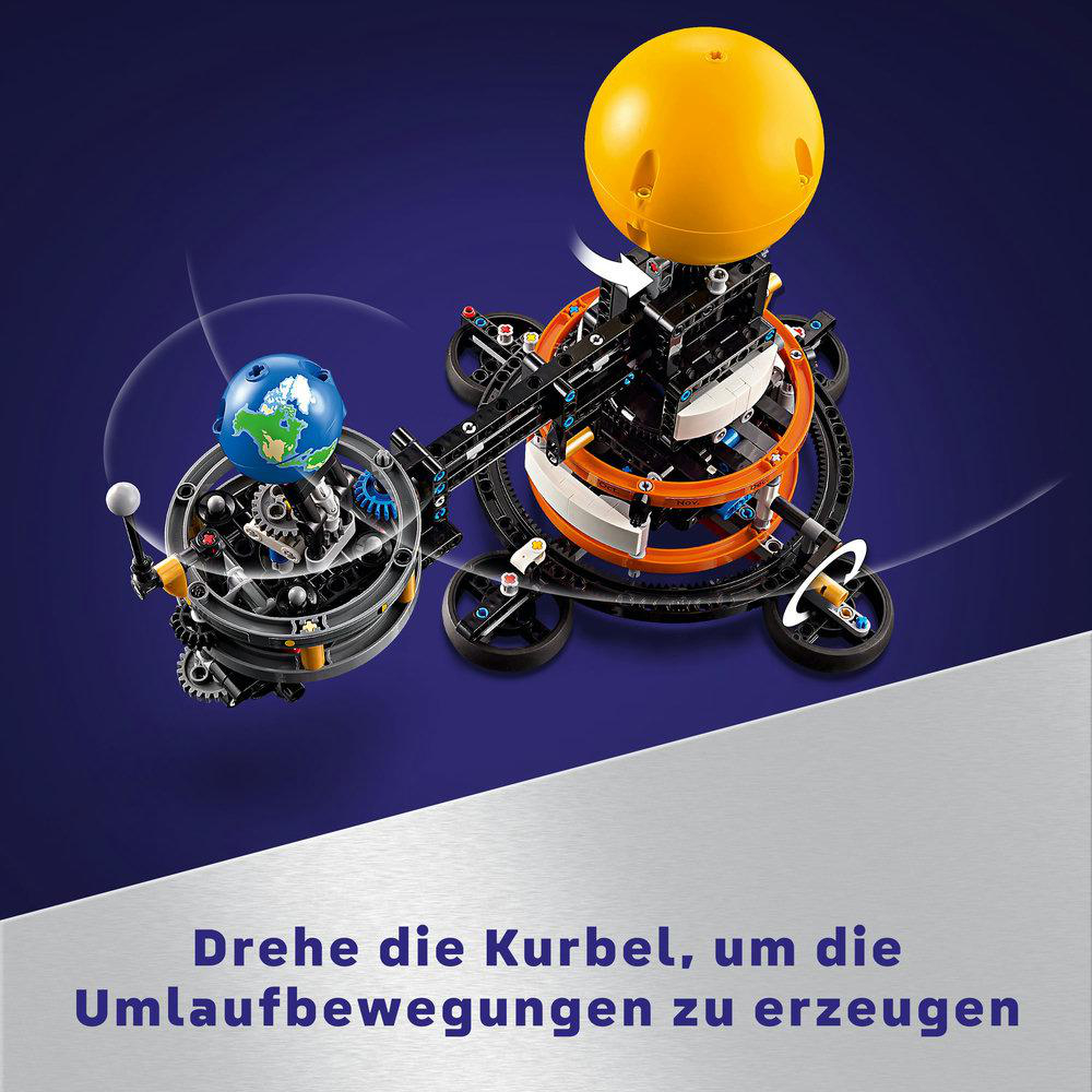 Lego-Modell von Planeten und Sonnensystem. Gelbe Sonne, blaue Erde. Text auf Deutsch: Dreh die Kurbel...