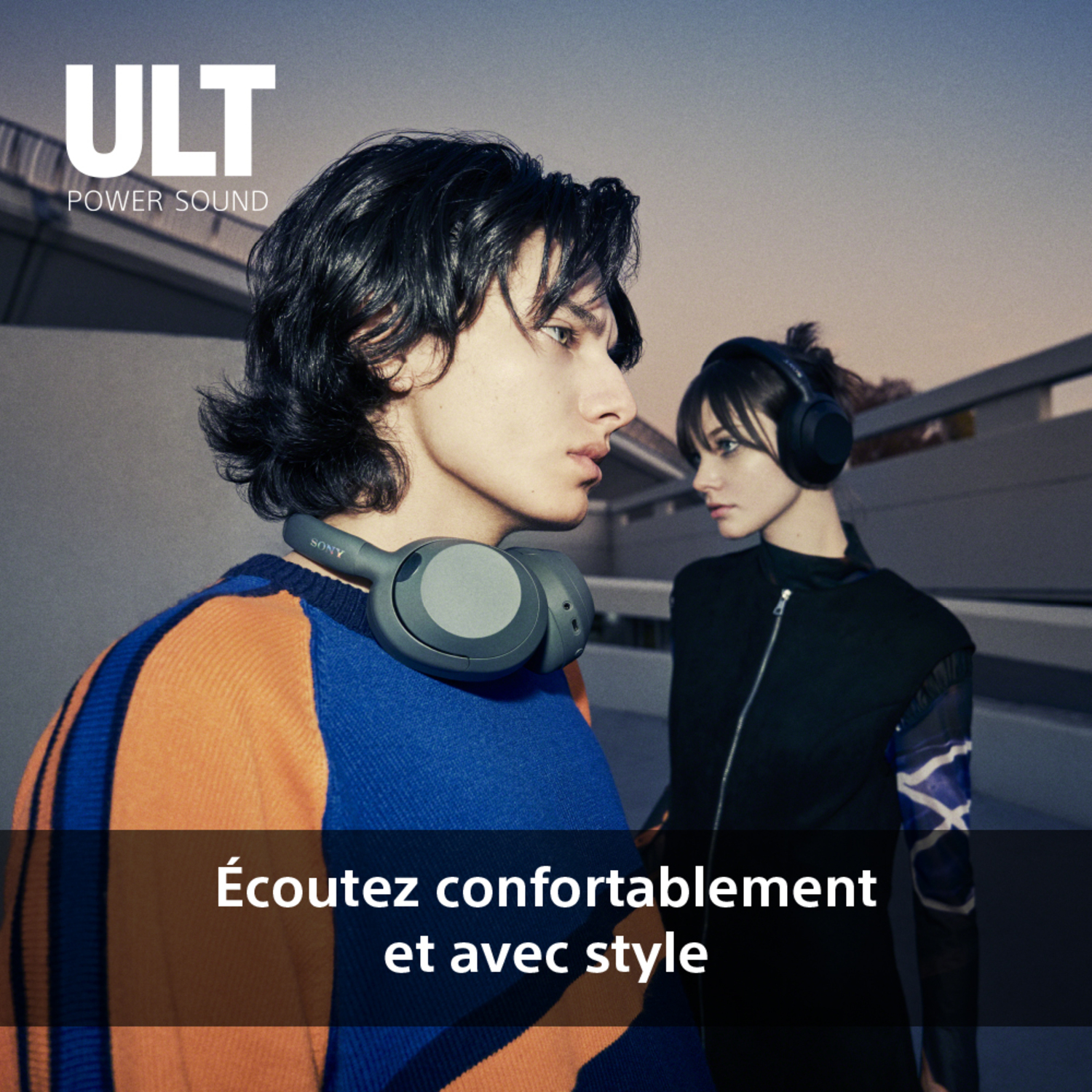 Deux personnes portant des écouteurs Sony à l'extérieur, cadre urbain.