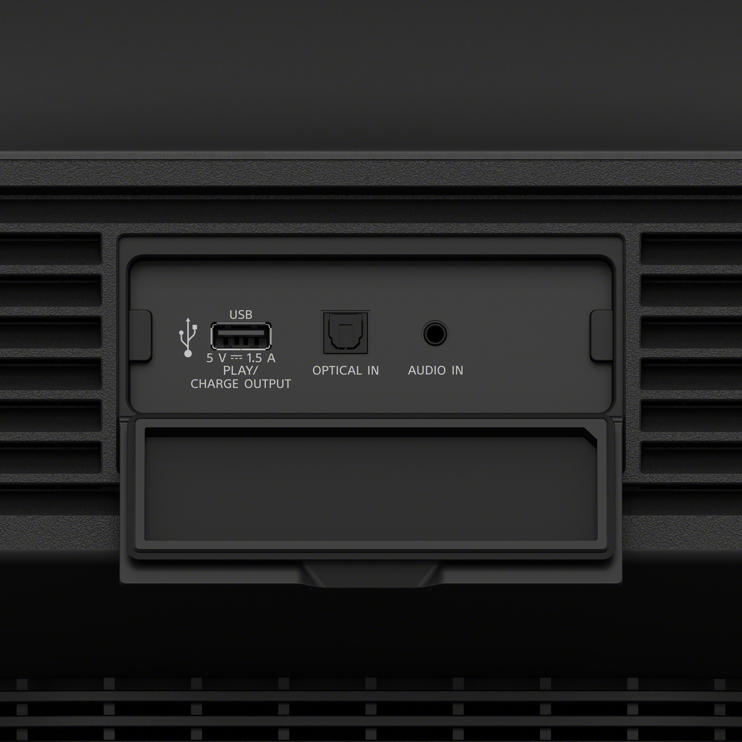 Close-up van zwarte elektronische apparaatinvoer, met USB-, optische en audio-poorten.
