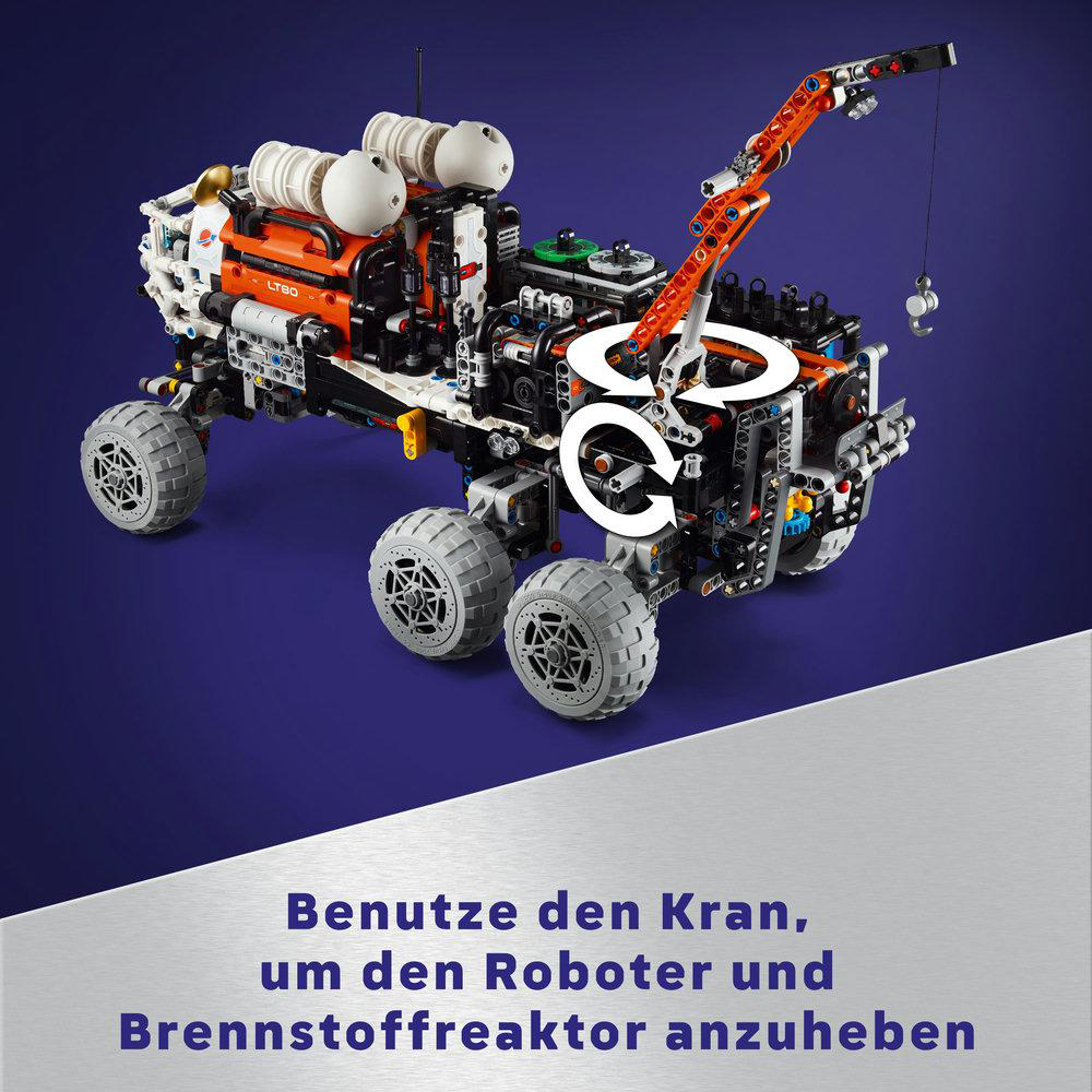 Ein Lego Technic Rover mit einem Kran, der ein kleines Objekt anhebt.