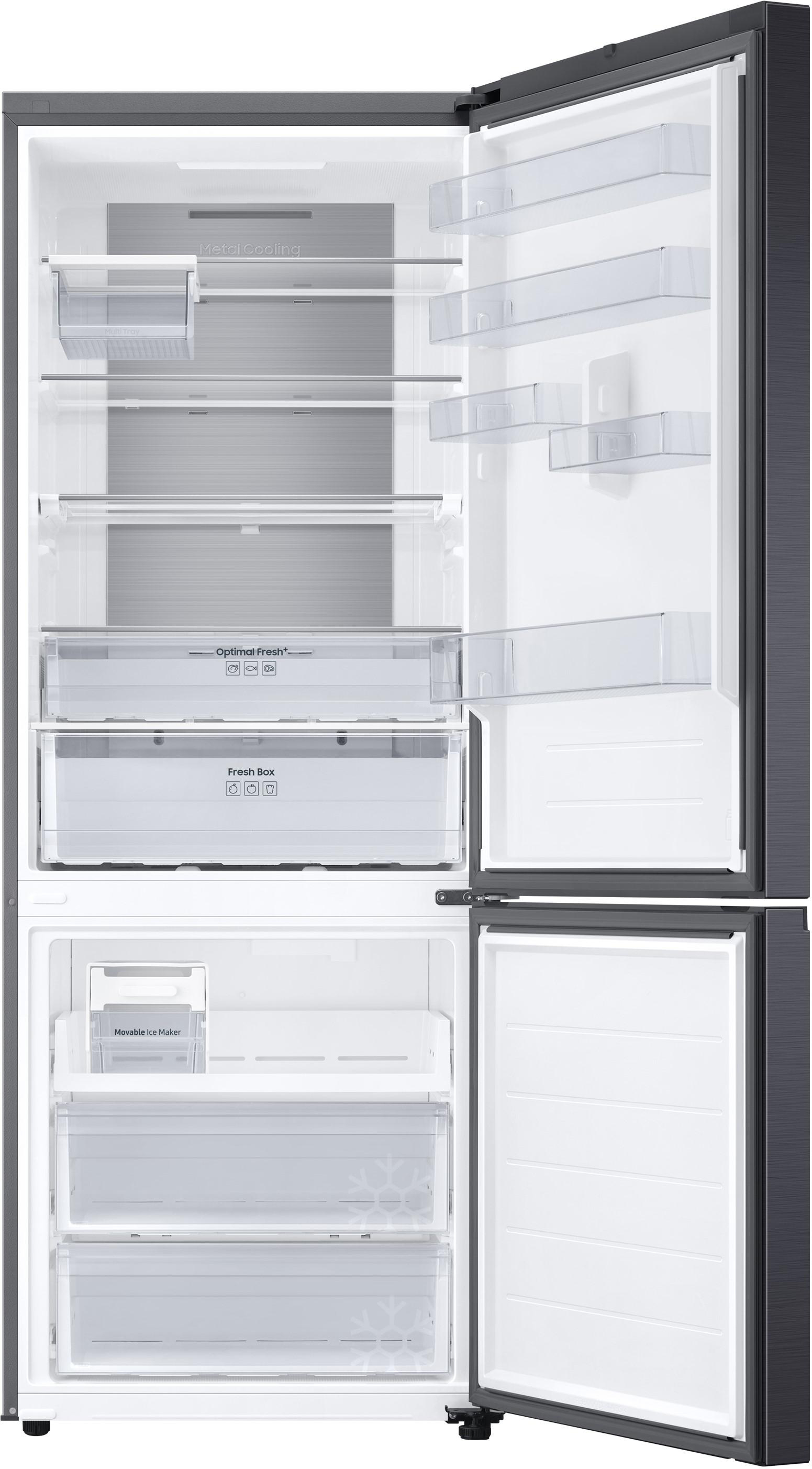 Ein Kühlschrank mit offenen Türen, der Regale und Schubladen zeigt.