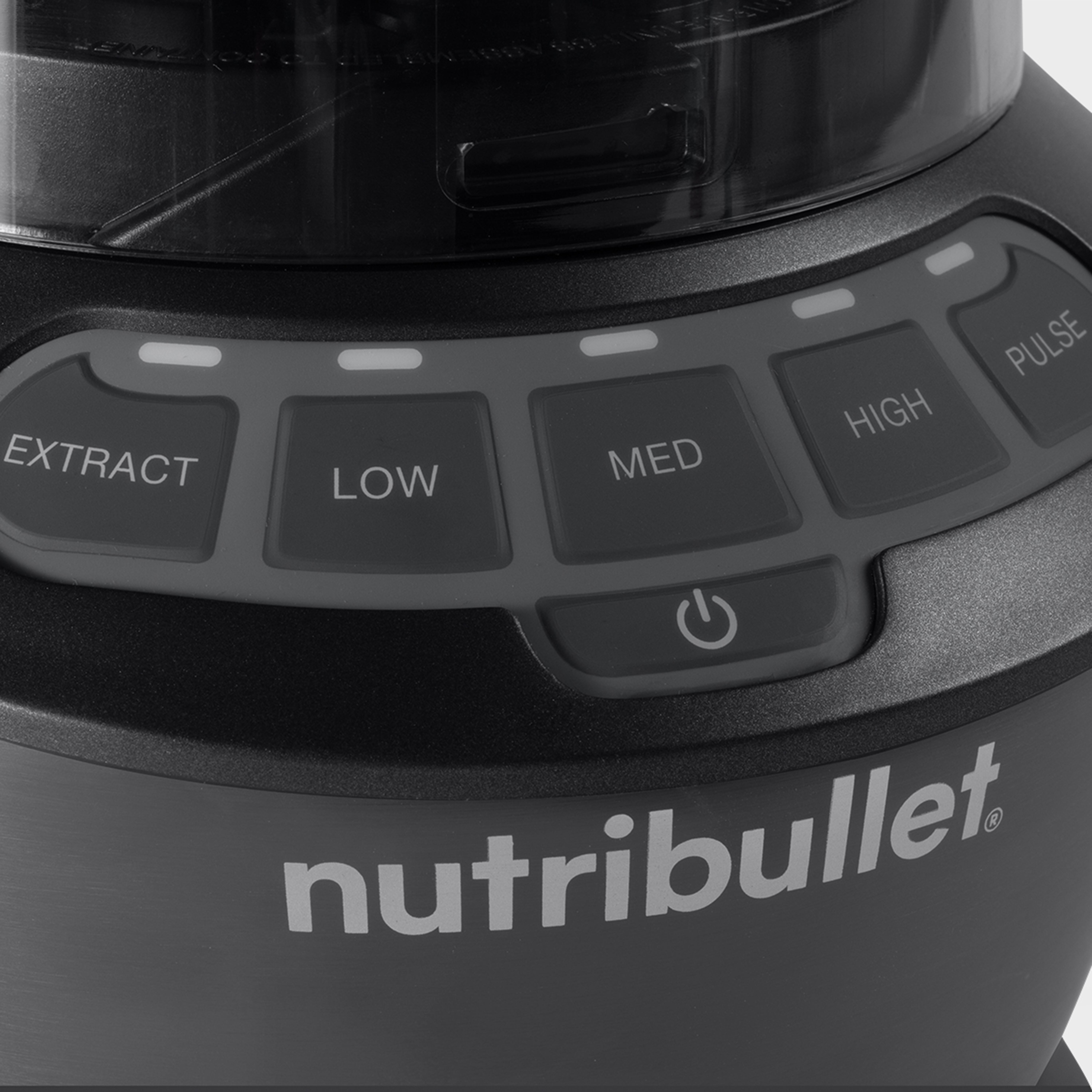 Nahaufnahme eines schwarzen NutriBullet-Blenders mit Bedienelementen wie 'Extract', 'Low', 'Med', 'High' und 'Pulse'.