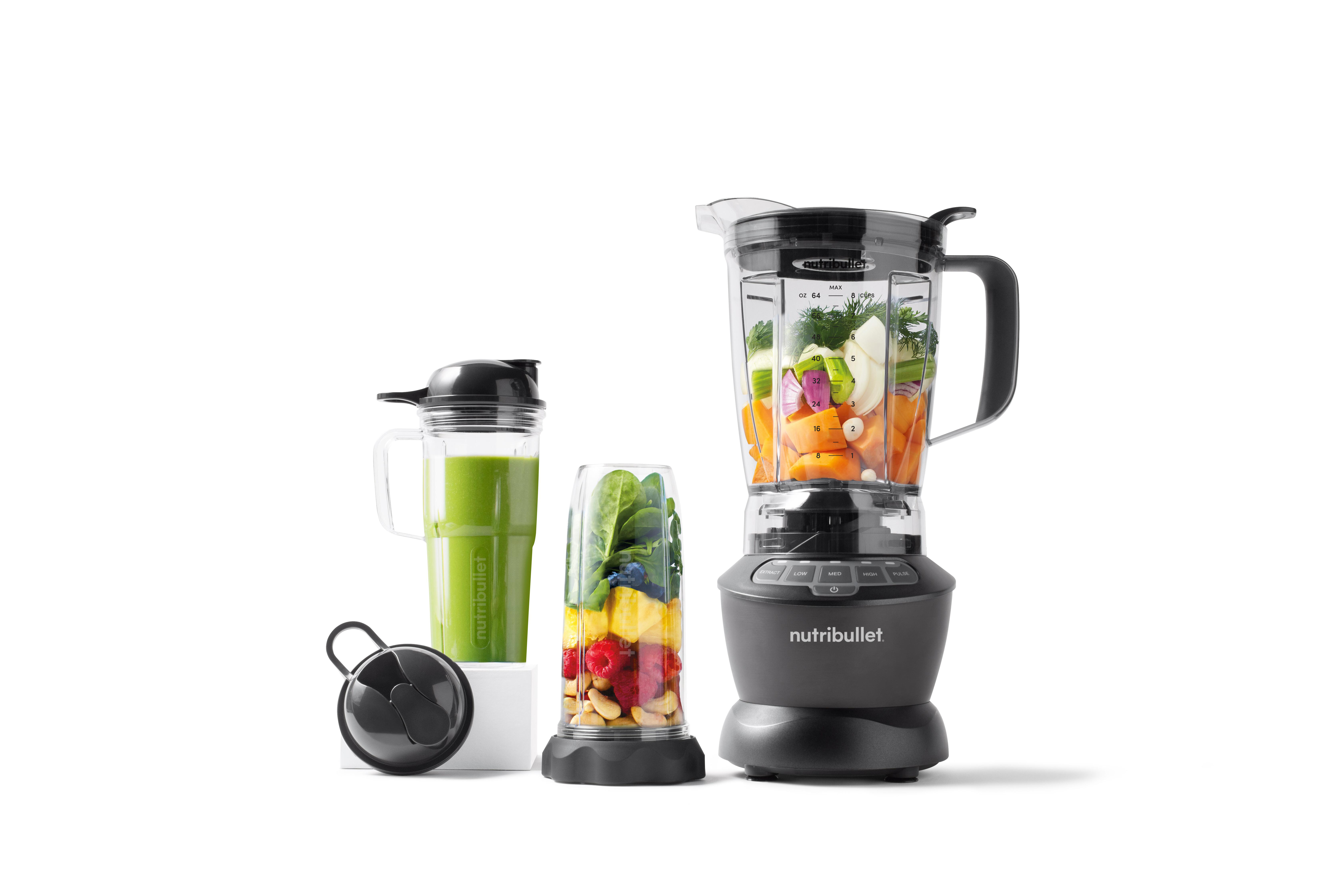 Ein Nutribullet Blender mit zwei Behältern, einer gefüllt mit grünem Saft, der andere mit Obst.