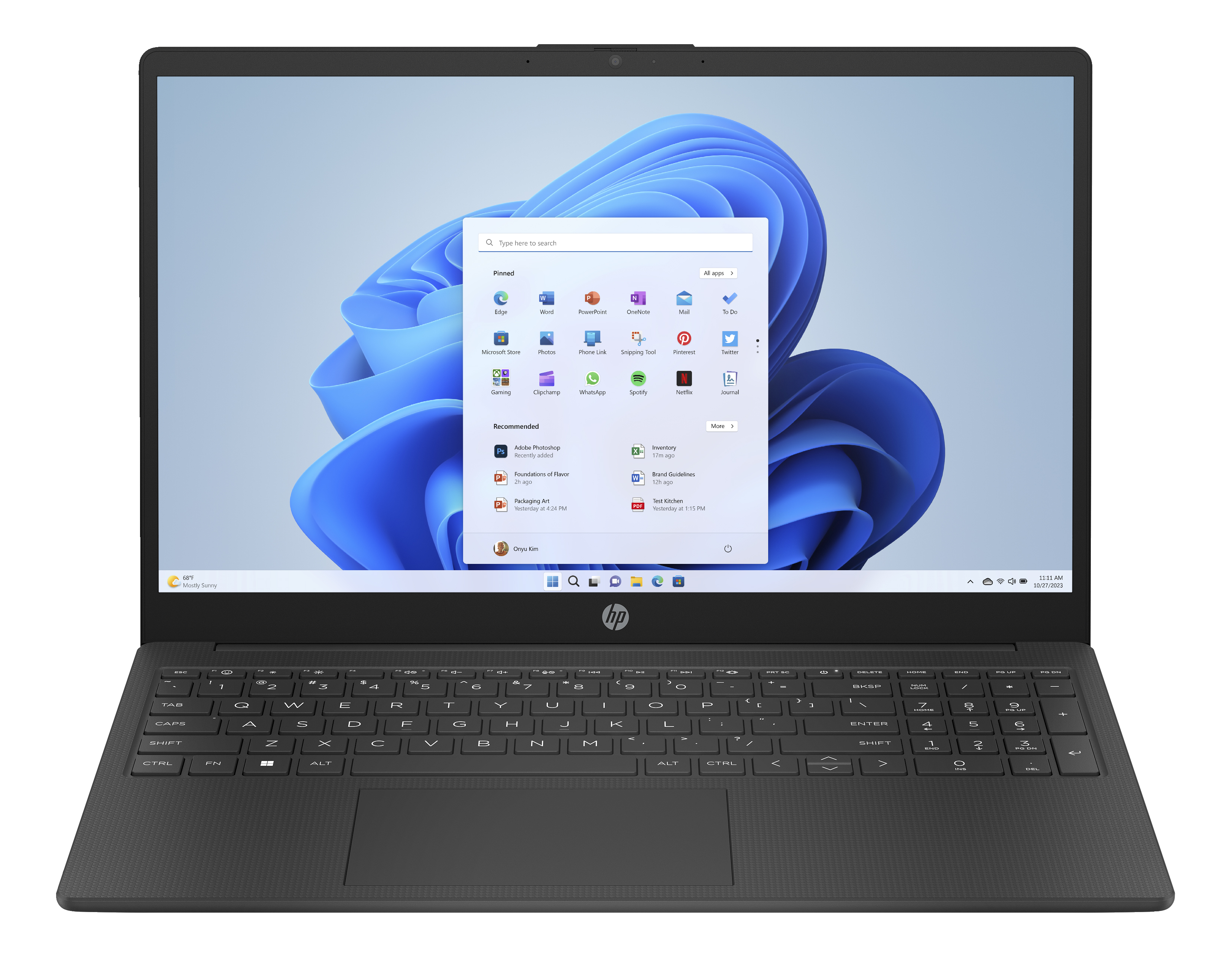 Laptop mit Windows 11 auf dem Bildschirm. Tastatur sichtbar. Anzeige zeigt geöffnete Apps.