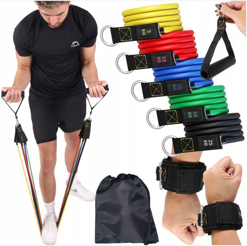 Mężczyzna używa gum oporowych w różnych kolorach. Akcesoria: paski na kostki i torba.