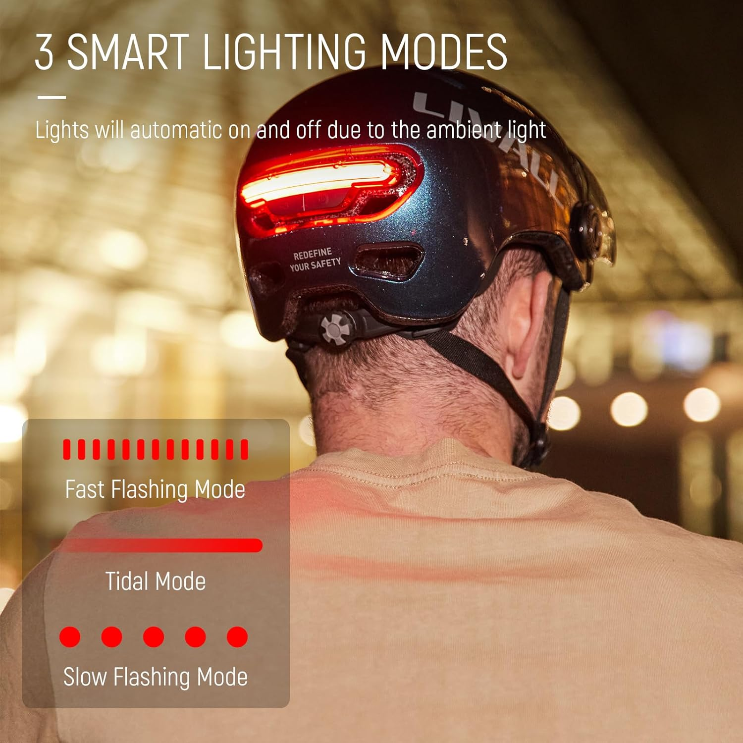 Persona che indossa un casco da bici con luci rosse e modalità lampeggianti.