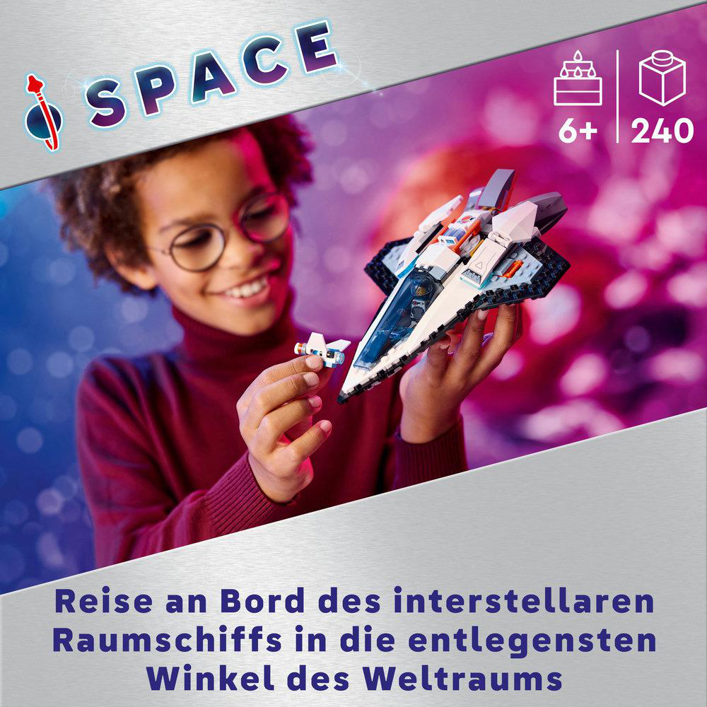 Ein Junge hält ein Lego-Raumschiff. Das Set ist für Kinder ab 6 Jahren. Der Text lautet 'SPACE'.