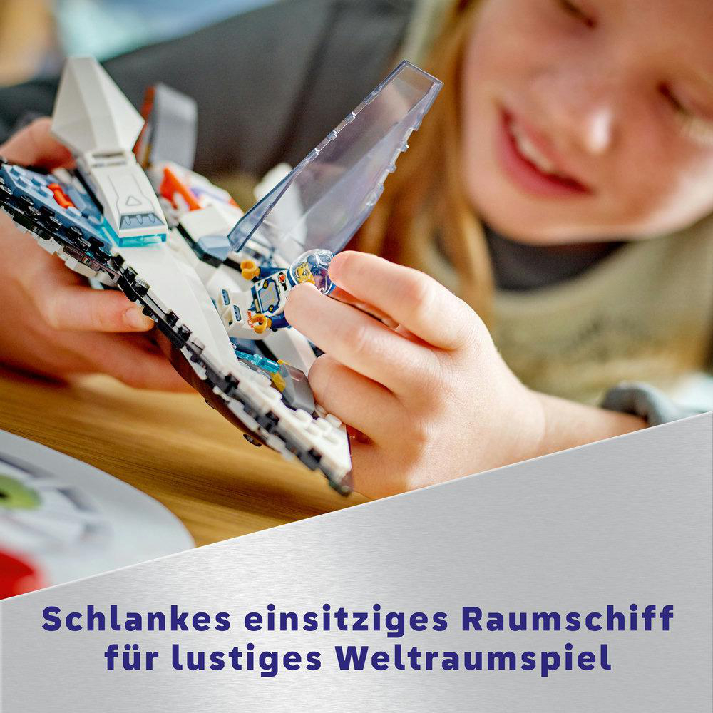Ein Kind baut ein weiß-schwarzes Raumschiffspielzeug mit einem durchsichtigen Fenster.