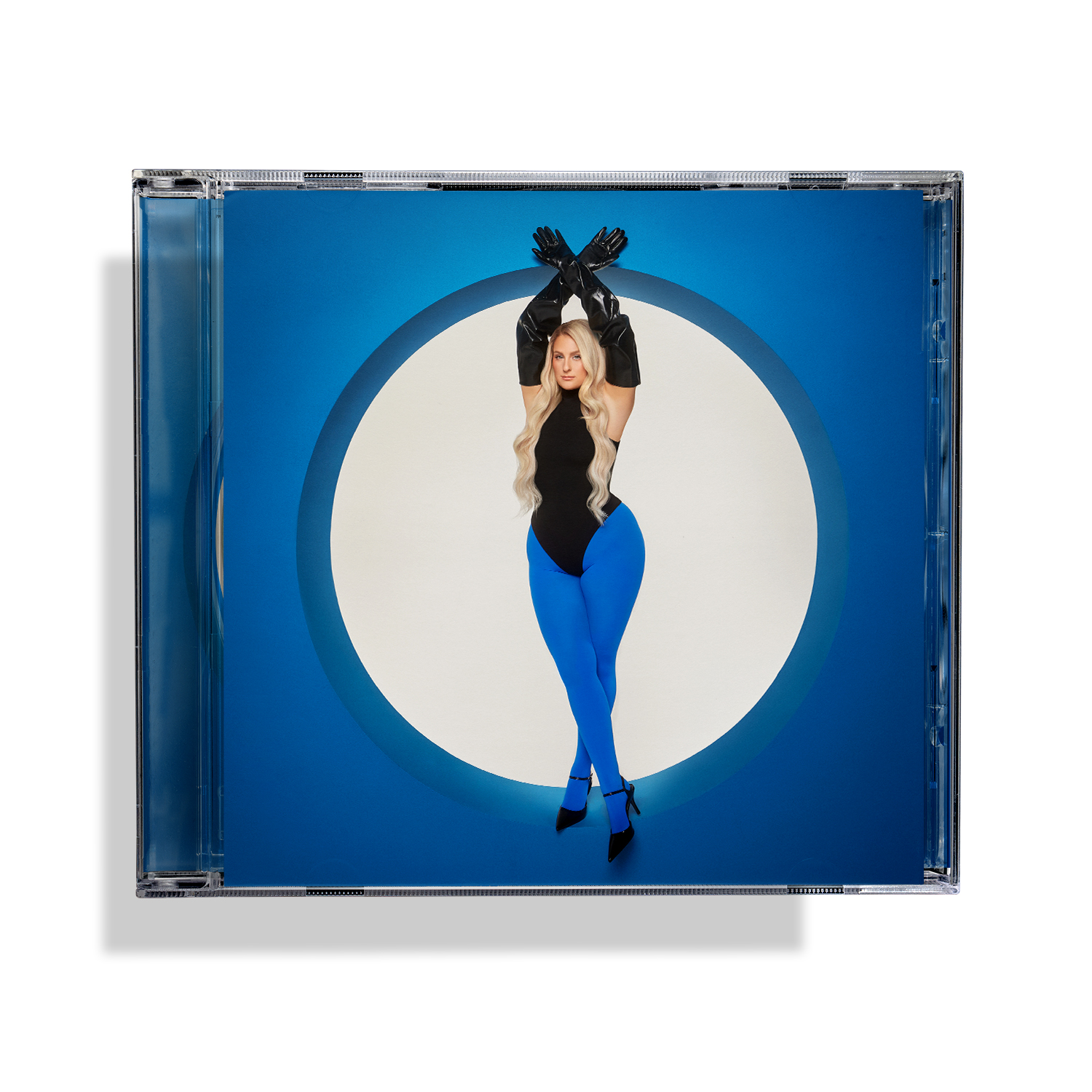 CD-Cover mit einer Frau in schwarzem Outfit und blauen Leggings vor einem blauen Kreis stehend.