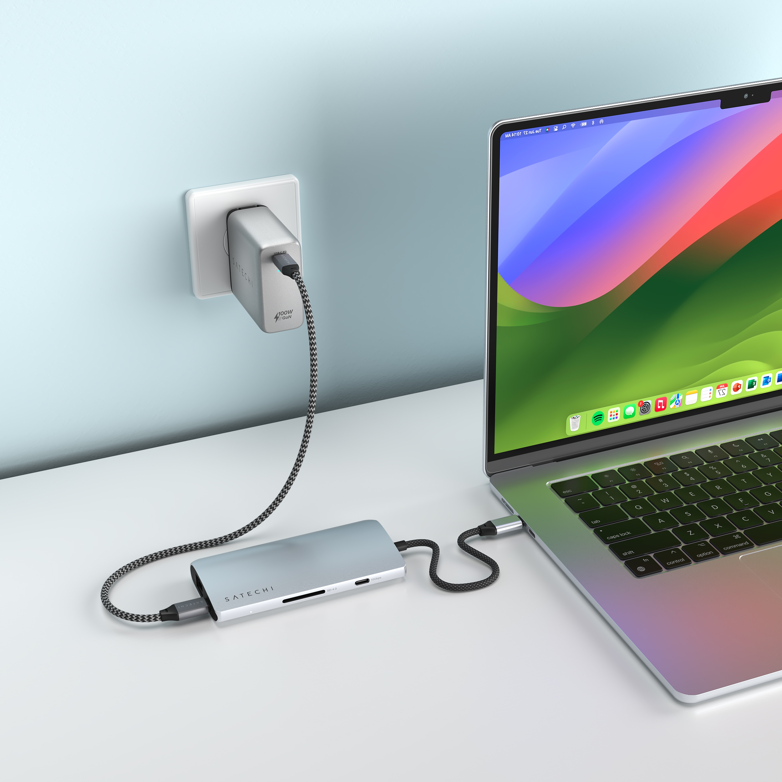 Laptop mit Ladegerät und Hub verbunden.