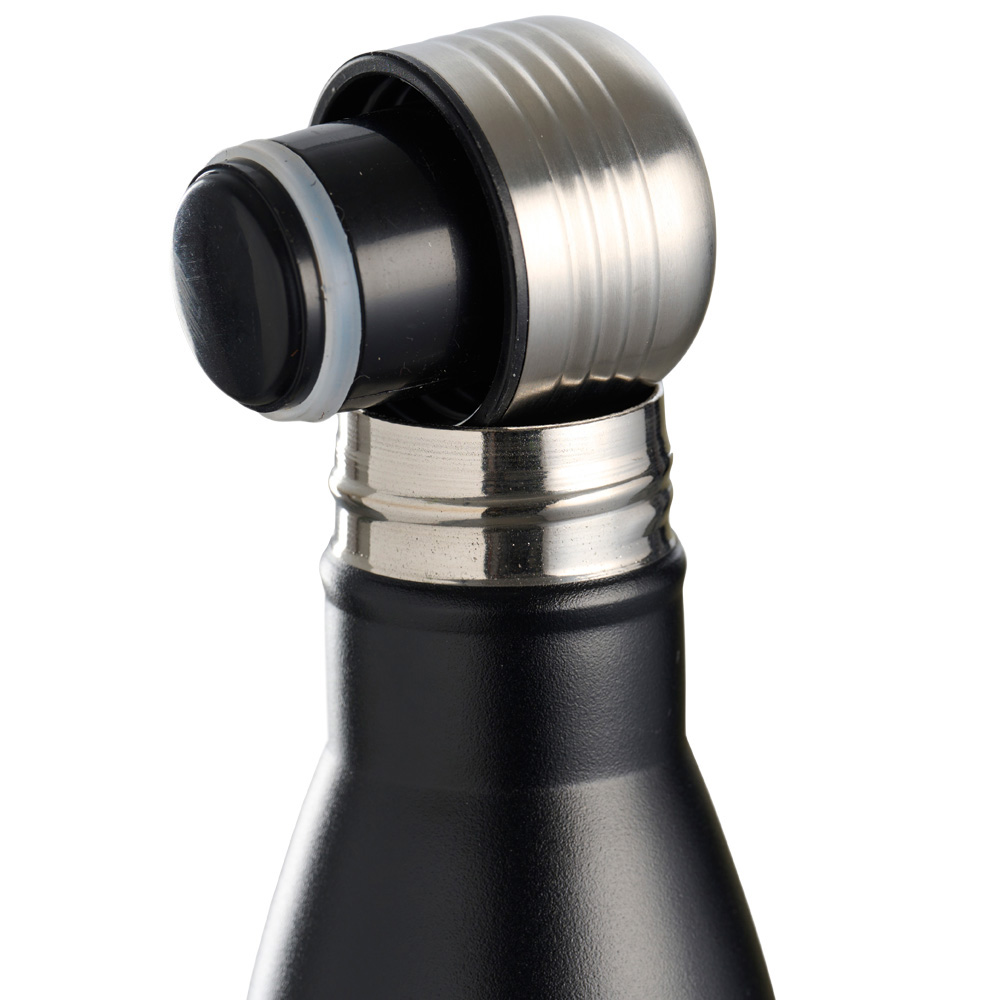 Botella de agua negra, tapa abierta. Anillo de acero inoxidable en la boca de la botella.