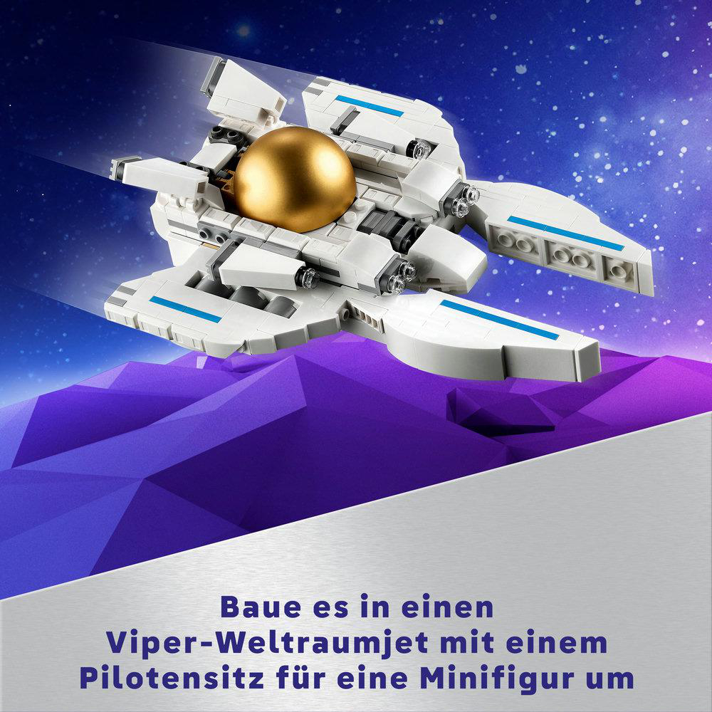 Weiß-blaues Spielzeug-Raumschiff mit goldener Kugel auf lila Hintergrund.
